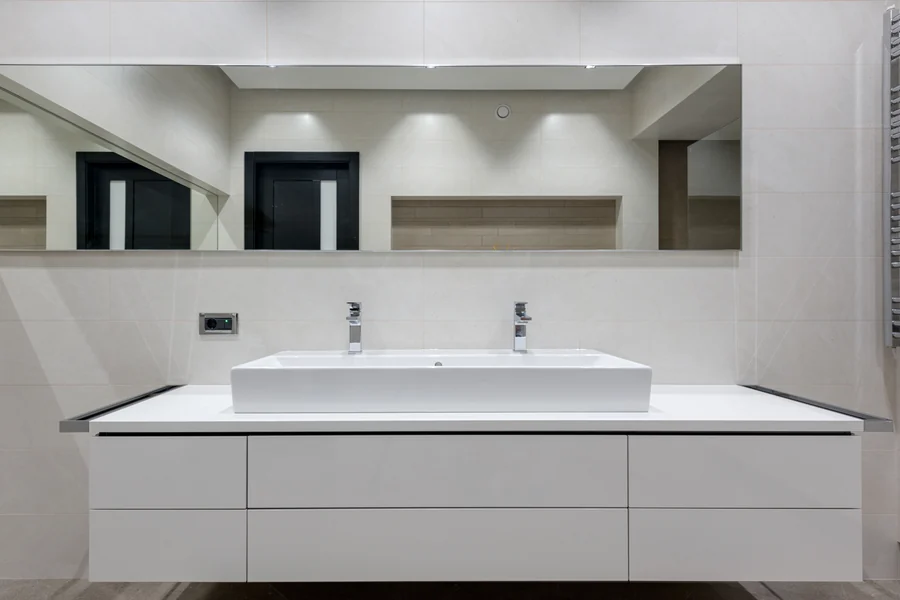Qué espejo poner en el baño para que aguante la humedad