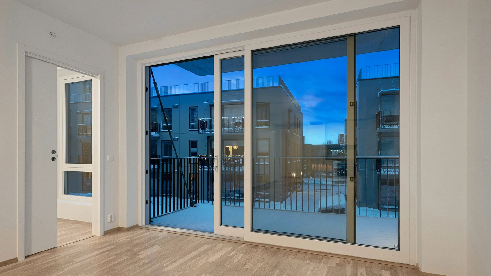 Salón con una puerta corredera de cristal hacia la terraza